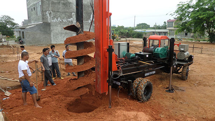 西城楼房建筑打桩现场